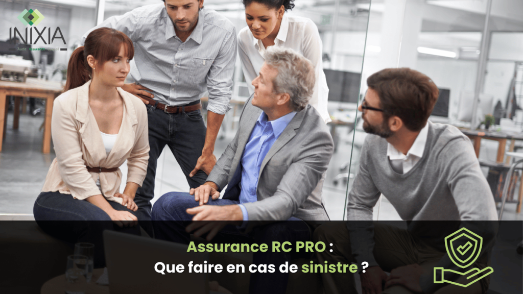 Groupe de professionnels discutant d'un dossier de sinistre en assurance RC PRO, au sein d'un bureau moderne.