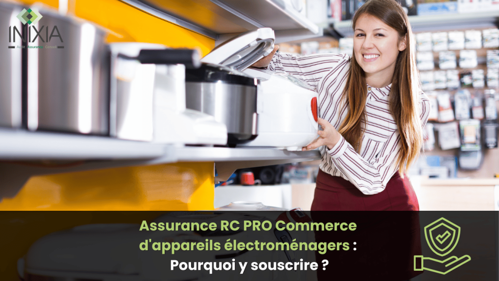 Une commerçante souriante présentant un appareil électroménager dans son magasin, illustrant l'importance de l'assurance RC PRO pour les commerces d'électroménagers.