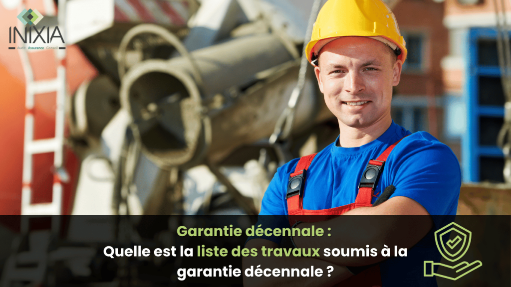 Un ouvrier du bâtiment souriant, portant un casque jaune et une salopette rouge, se tenant les bras croisés devant un chantier de construction.