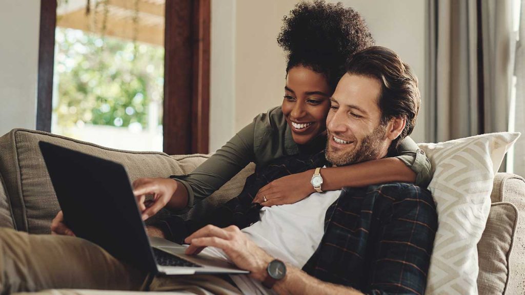 Femme et homme regardant un ordinateur