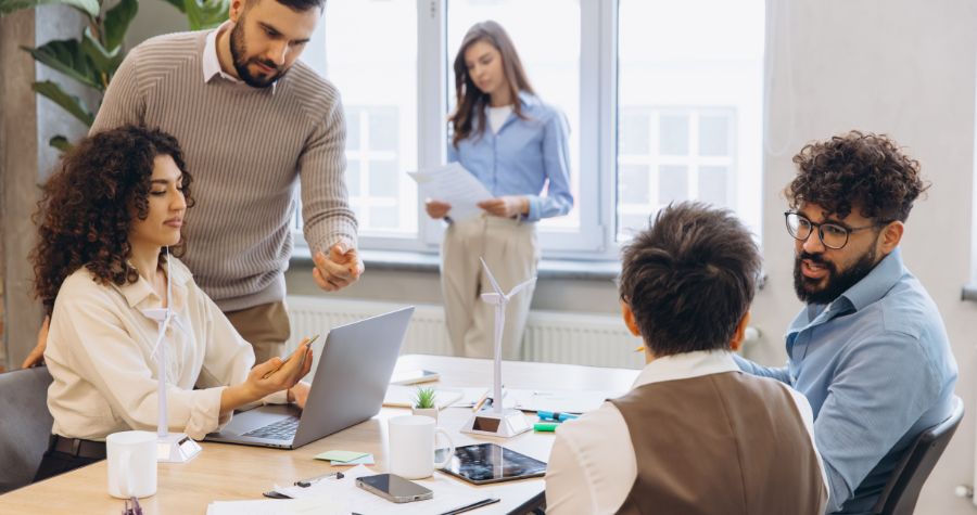 des membres d'une entreprise en train d'analyser leur évolution