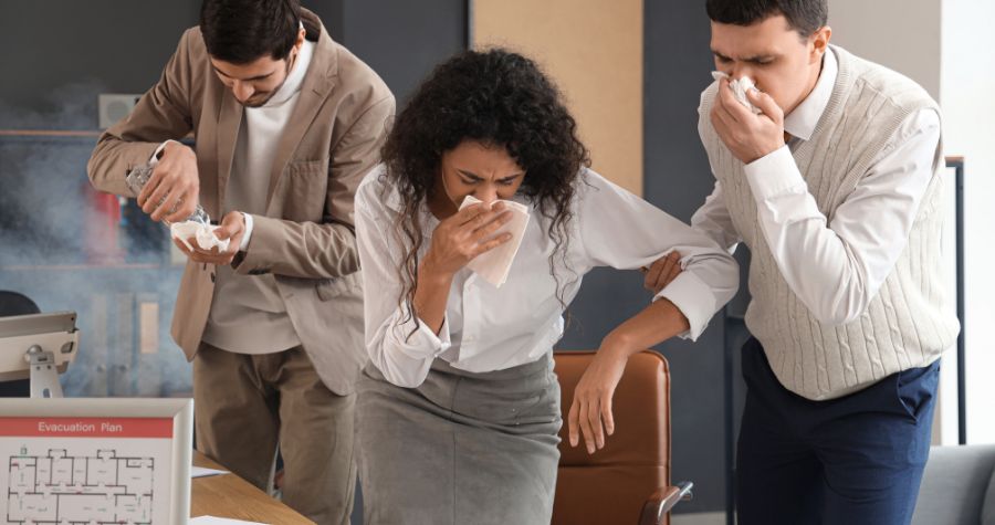 des employés subissant un incendie (sinistre) au bureau