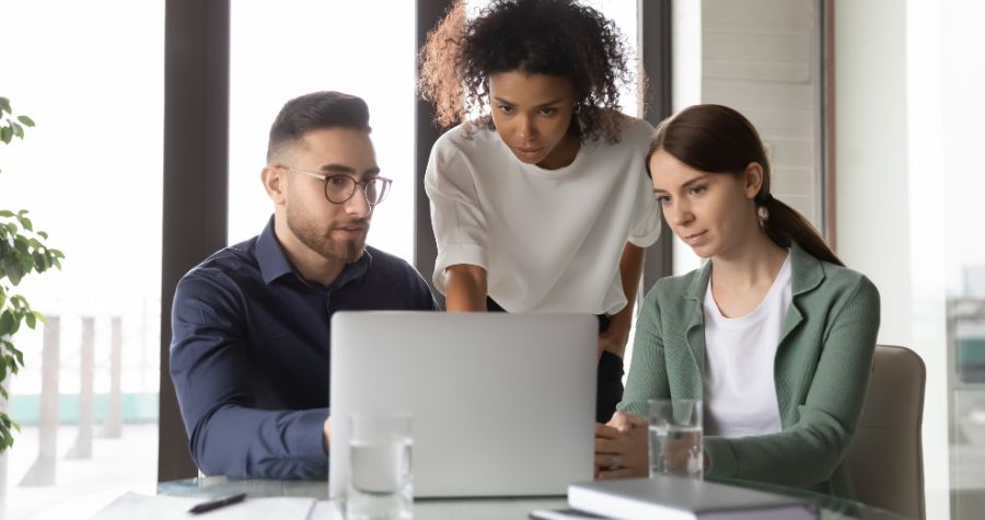 Une équipe entrain de faire un audit sur leur contrat d'assurance professionnelle 