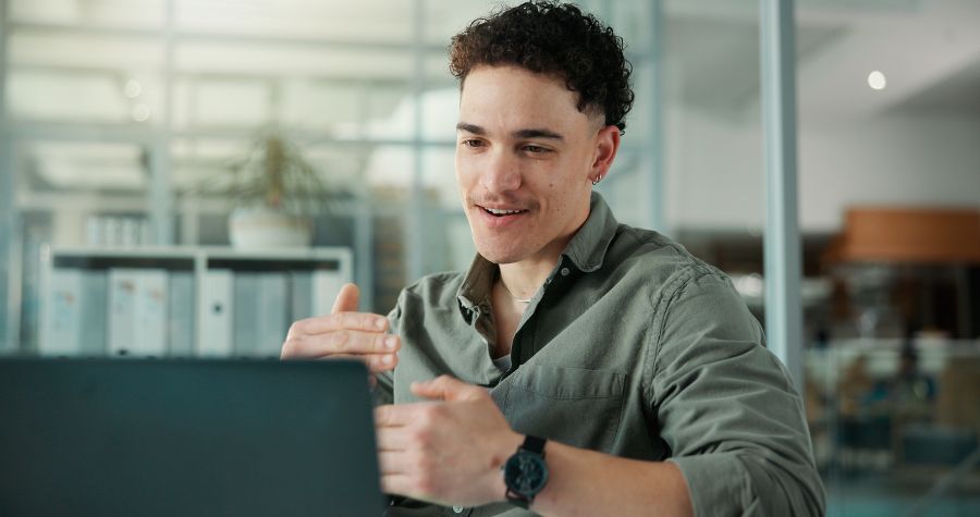 un consultant en pleine visio