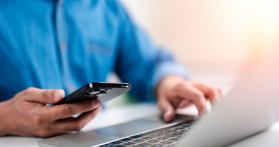 un chef d'entreprise sur son ordinateur qui suit les tendances en assurance professionnelle. 