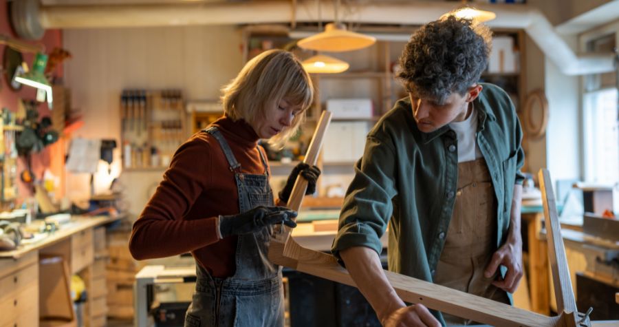 une famille de menuisiers dans leur entreprise familiale