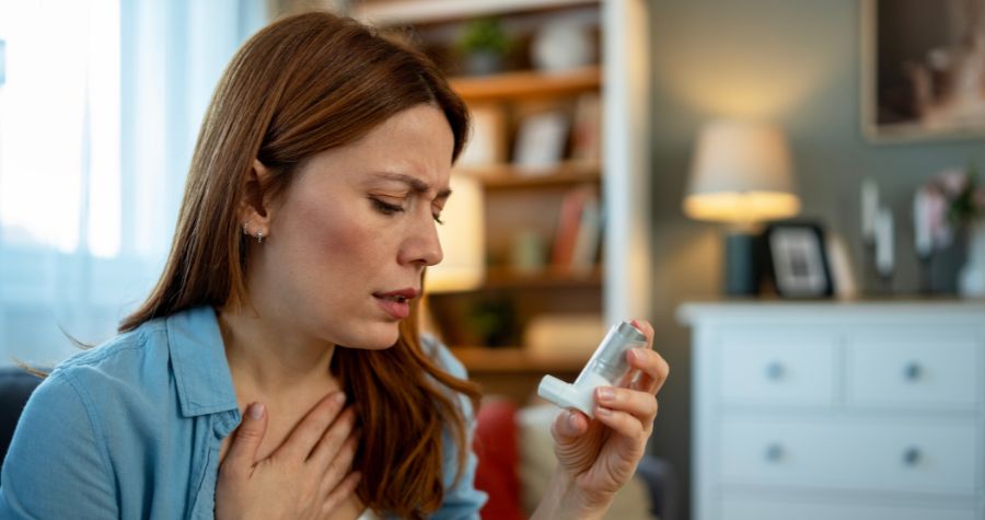 une femme en train de faire une crise d'asthme