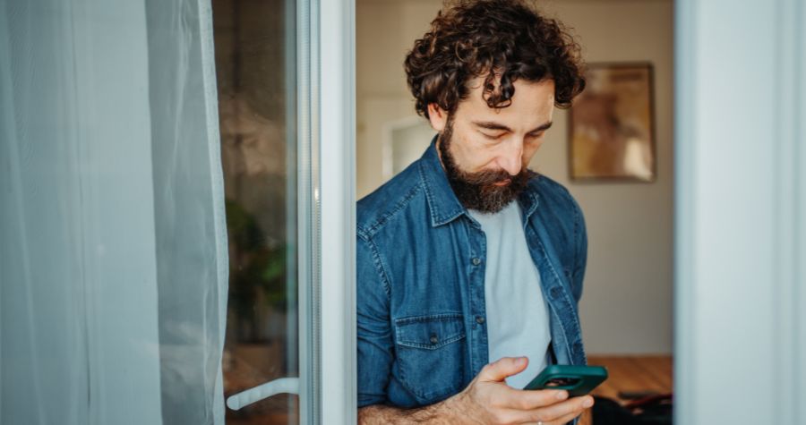 un homme qui regarde son téléphone