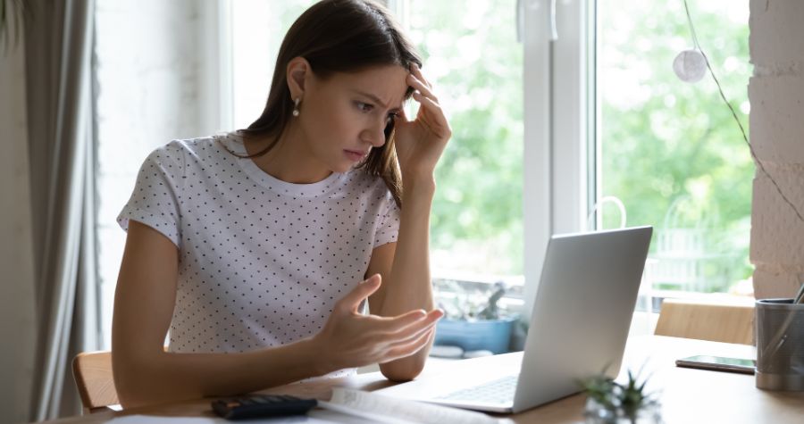 une femme endettée suite à son crédit immoibilier