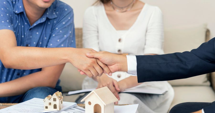 un couple en plein rendez-vous pour leur assurance emprunteur