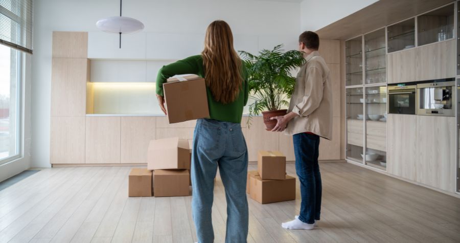Un jeune coupe en train d'emménager après avoir fait leur premier achat immobilier