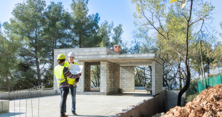 Deux professionnels du BTP en plein chantier