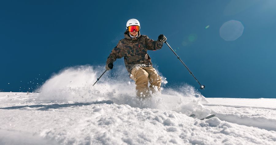 un personne en train de skier