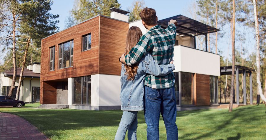 Un couple en face de leur maison