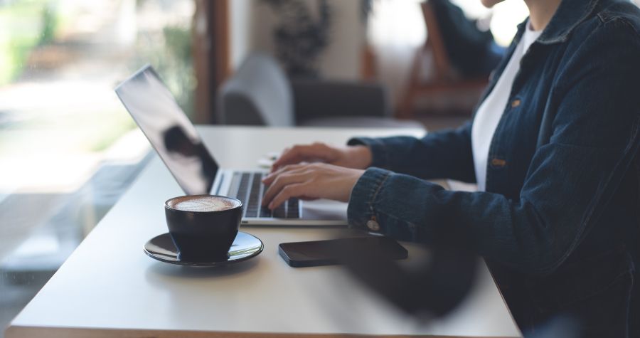 une freelance en train de faire les démarches pour son crédit immobilier