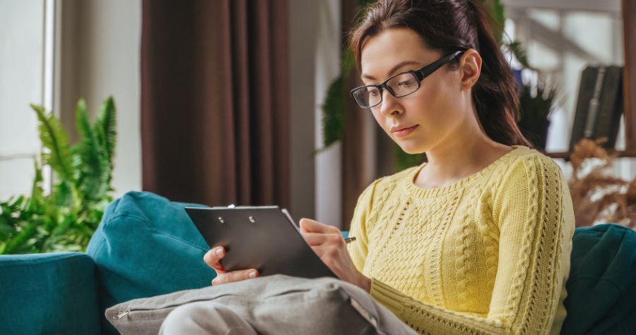 une femme qui rempli son questionnaire de santé