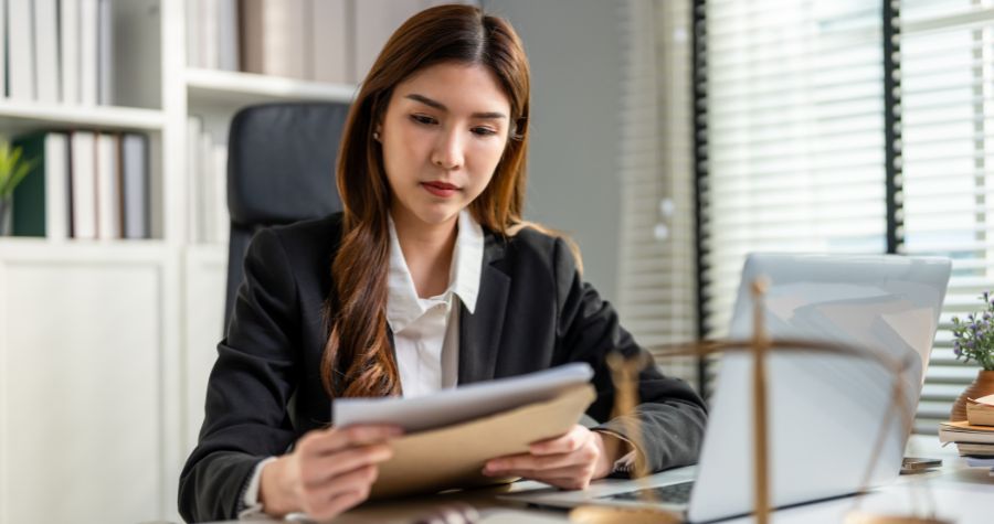 une avocate en libéral  dans son bureau