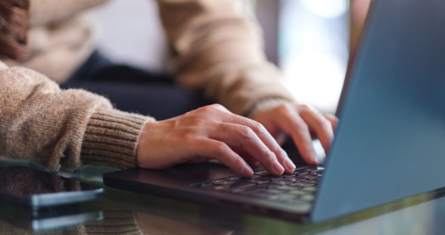 Un assuré sur son ordinateur 