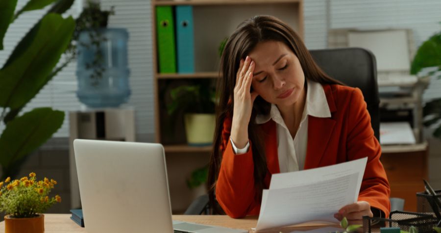 une dirigeante d'une entreprise accablée par son travail