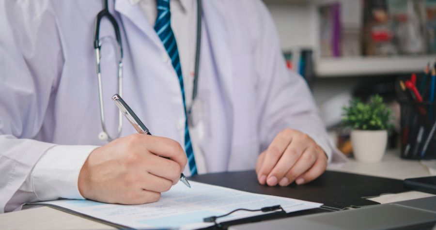 un professionnel de santé entrain de consulter le dossier médical d'un patient