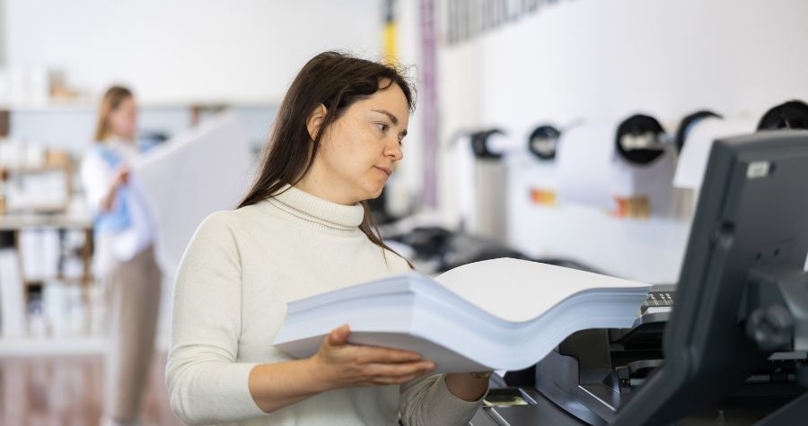une femme qui s'apprête à un imprimer des documents