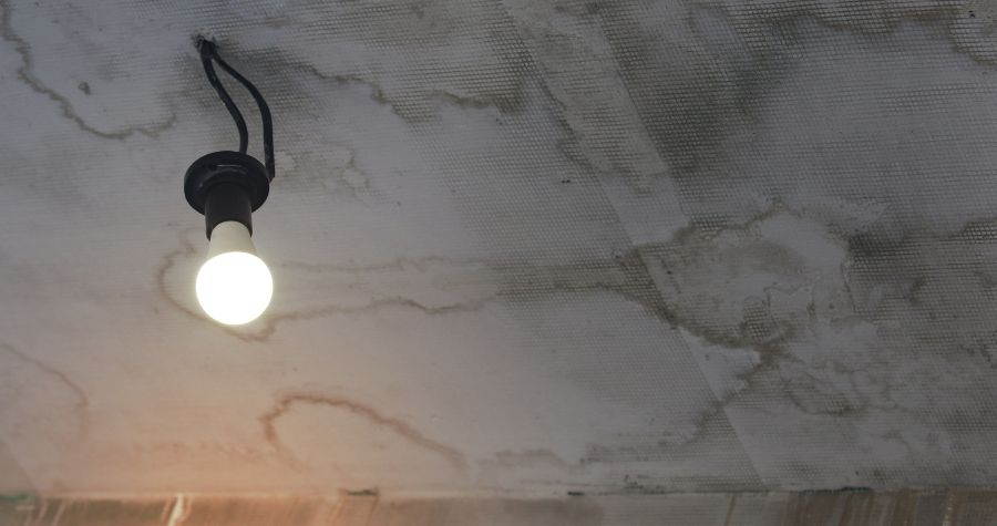 un, plafond humide 