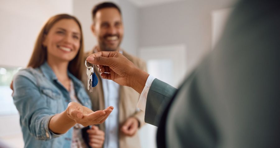 un couple en train de faire l'investissement locatif