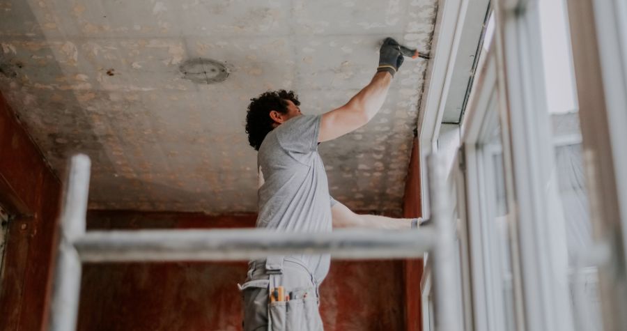 un homme en plein travaux