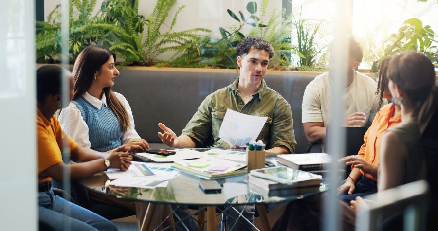 des membres d'une agence marketing en train d'évaluer leurs risques professionnels