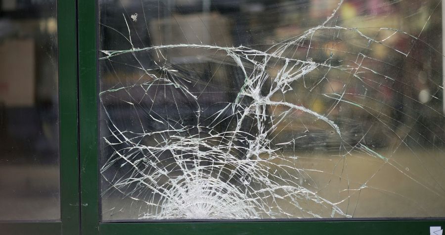 une vitre cassée d'une boutique victime de vandalisme