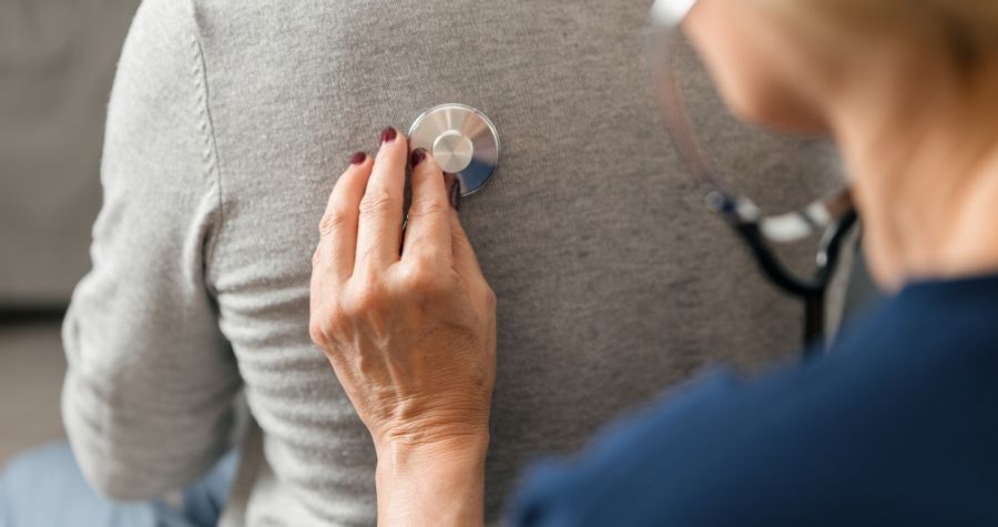 un futur emprunteur en plein consultation médicale