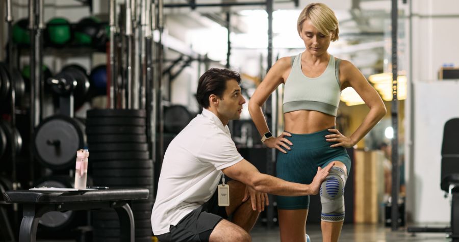 un coach sportif avec sa client blessée au genou