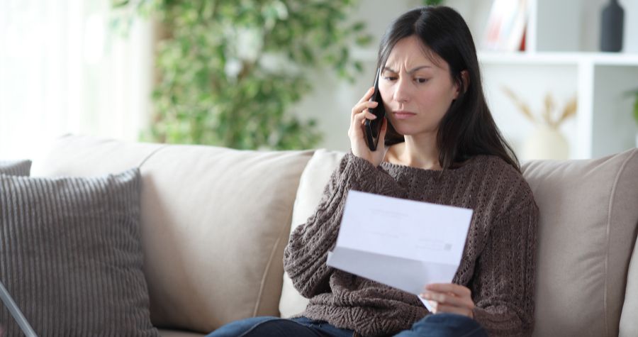 une femme en train de faire une demande d'indemnisation