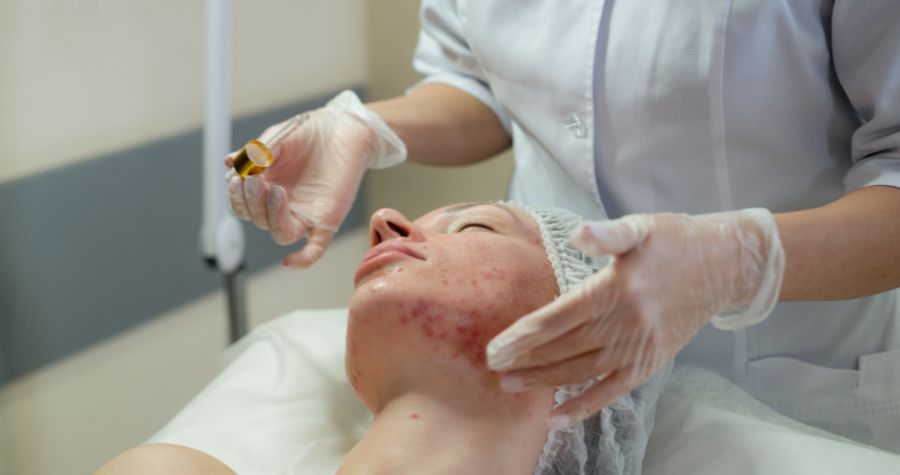 une esthéticienne en train de prendre soin de la peau 