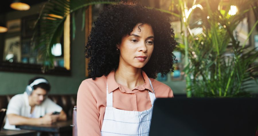 une femme devant son ordinateur ayant décidé de changer de métier