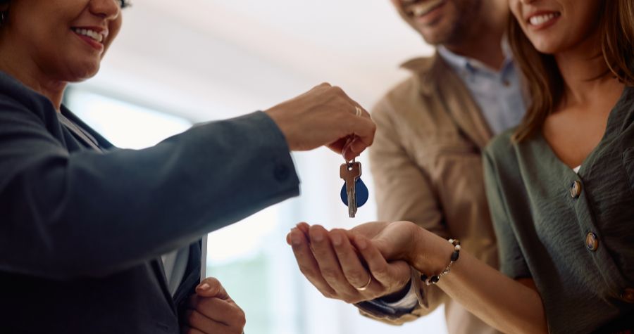un couple en train de faire un investissement locatif