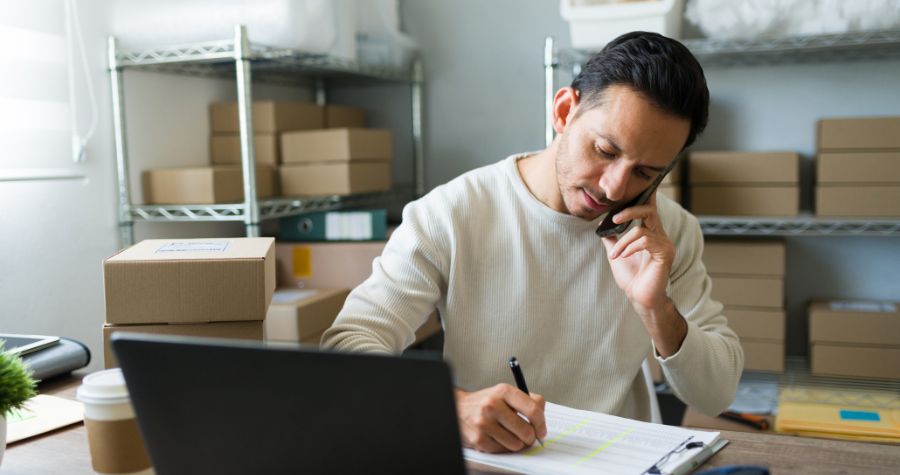 Un dirigeant d'une PME en train d'évaluer les risques de son activité