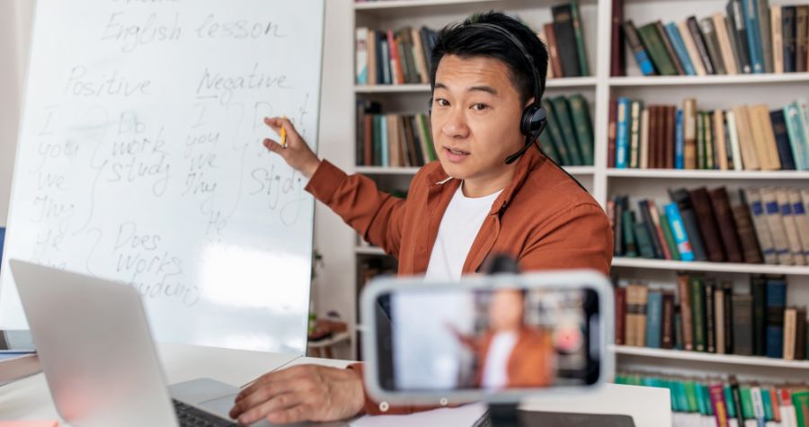 un formateur en train de faire un cours en ligne
