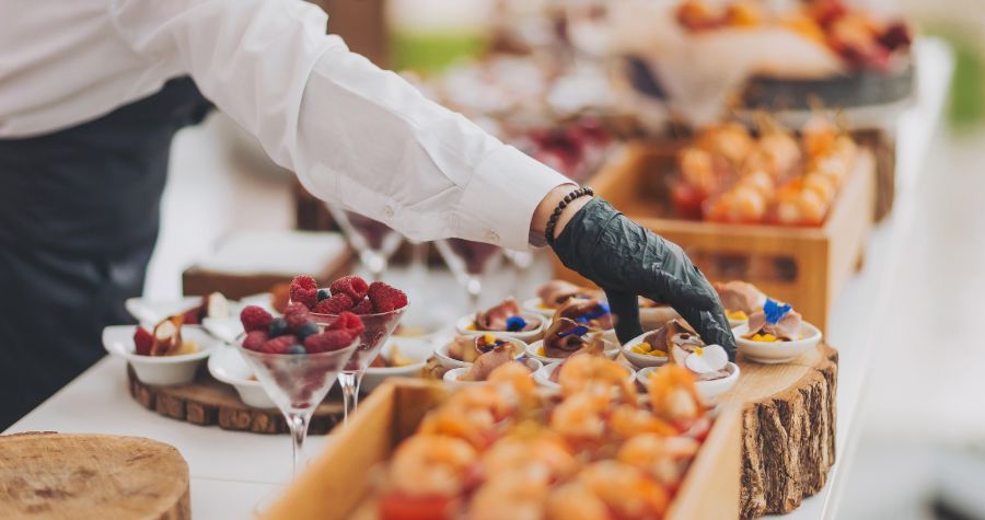 un traiteur en train de placer le buffet