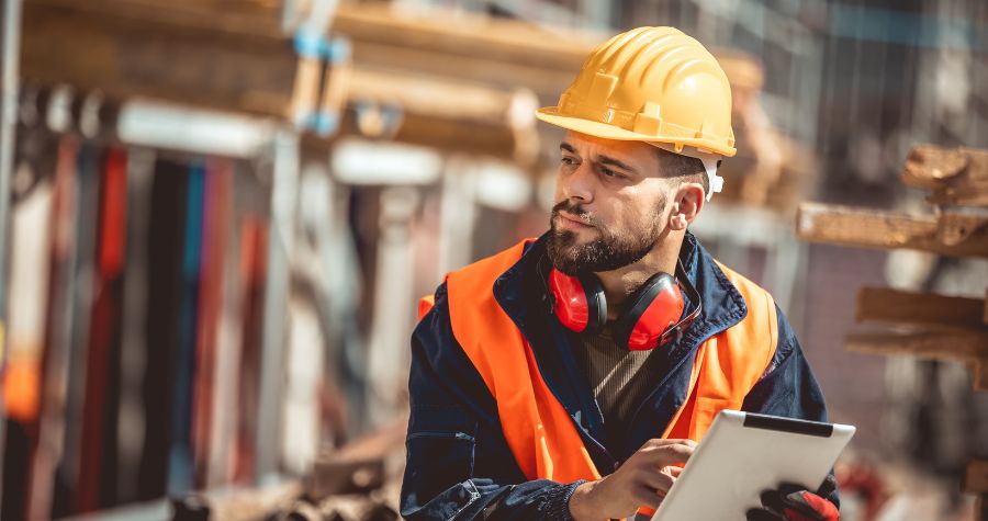 Un chef de chantier en train de constater un retard