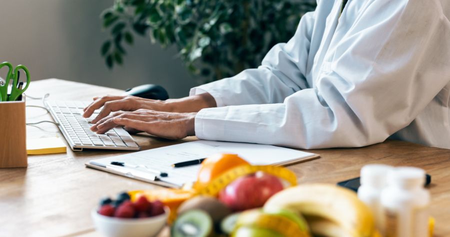 un nutritionniste en train de travailler