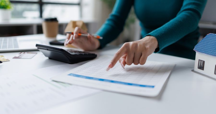 une femme qui vérifie les mensualités de son crédit