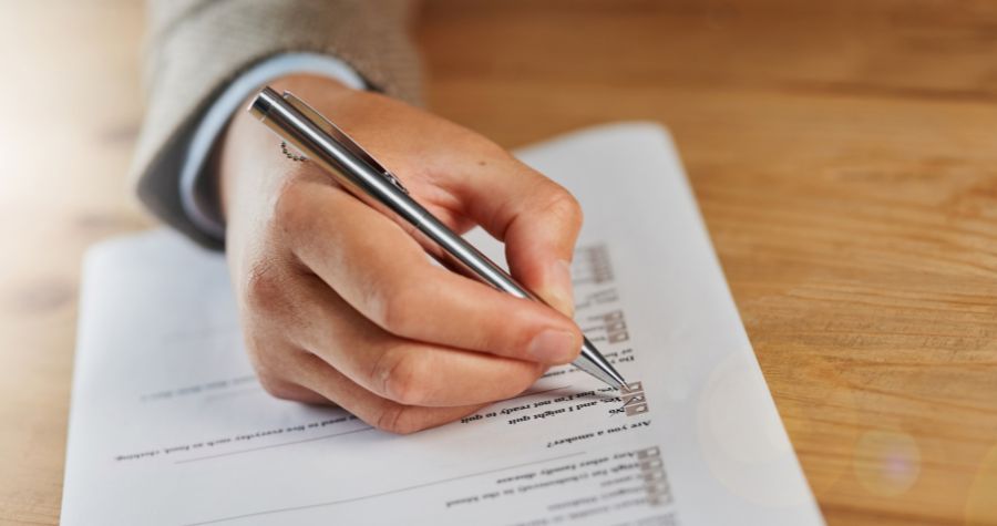un futur emprunteur qui rempli son questionnaire de santé 