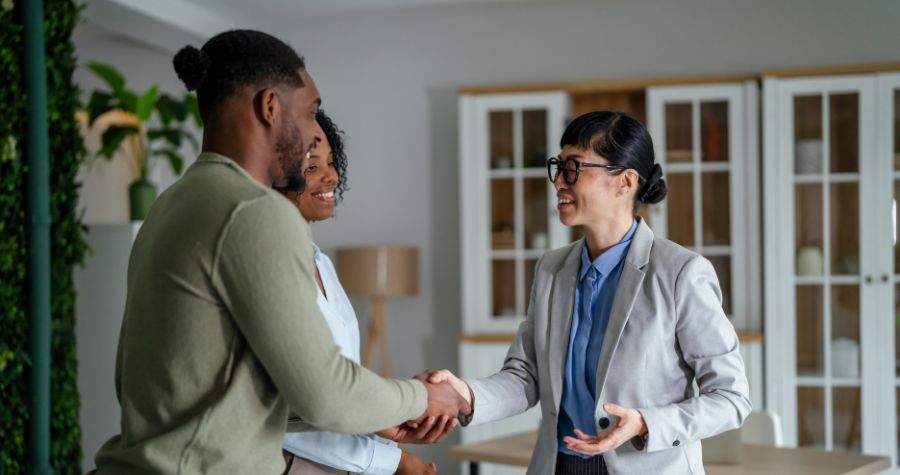 un couple en pleine visite avec un agent immobilier