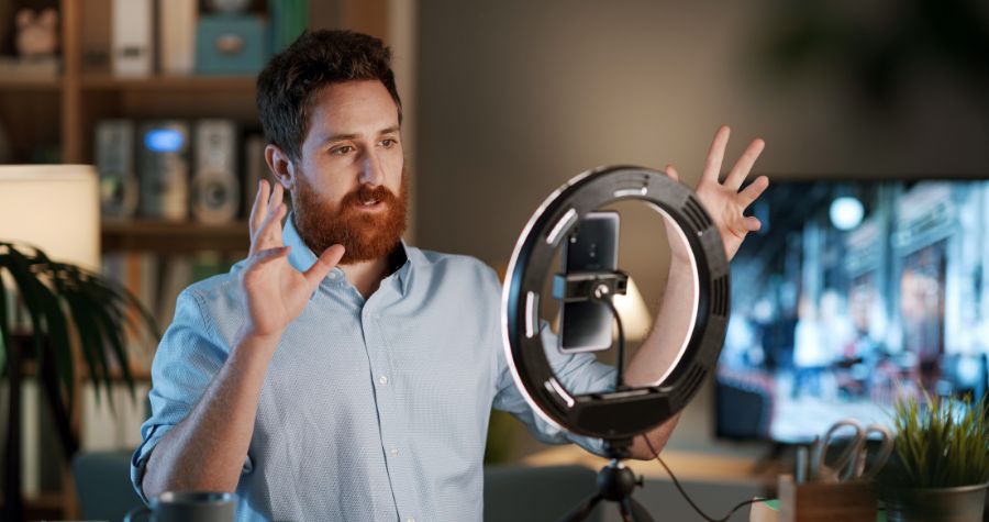 un influenceur en train de se filmer