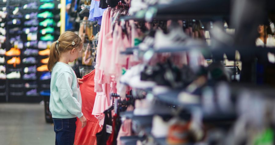 une petite fille qui se trouve dans une boutique
