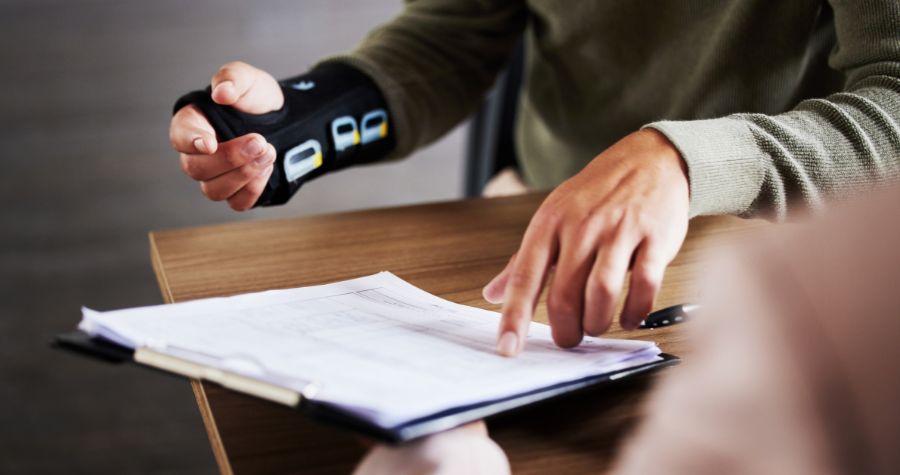 un salarié se retrouvant avec le poignet cassé