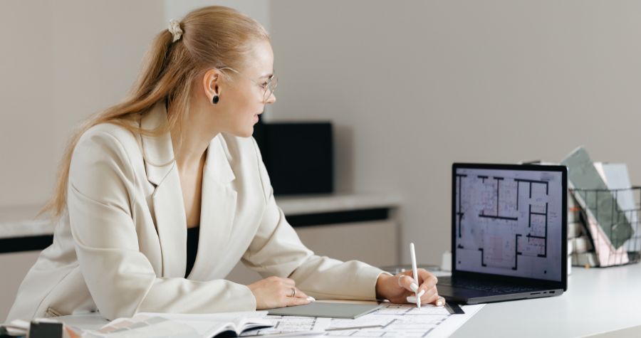 une architecte dans son bureau