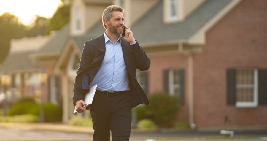 un agent immobilier au téléphone