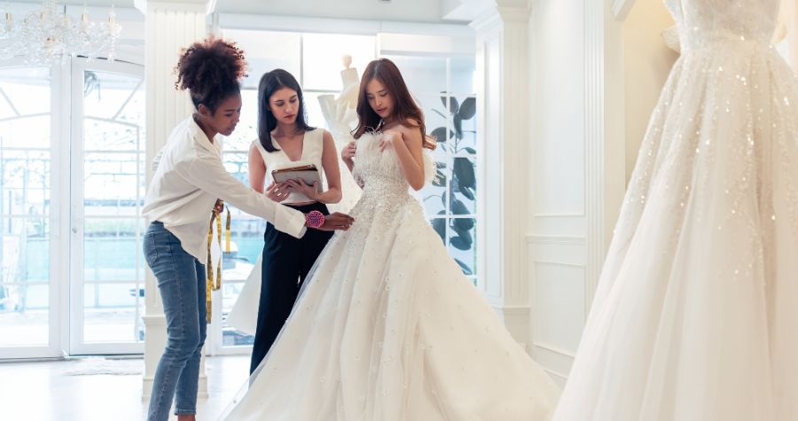 une future mariée en plein essayage avec sa wedding planner